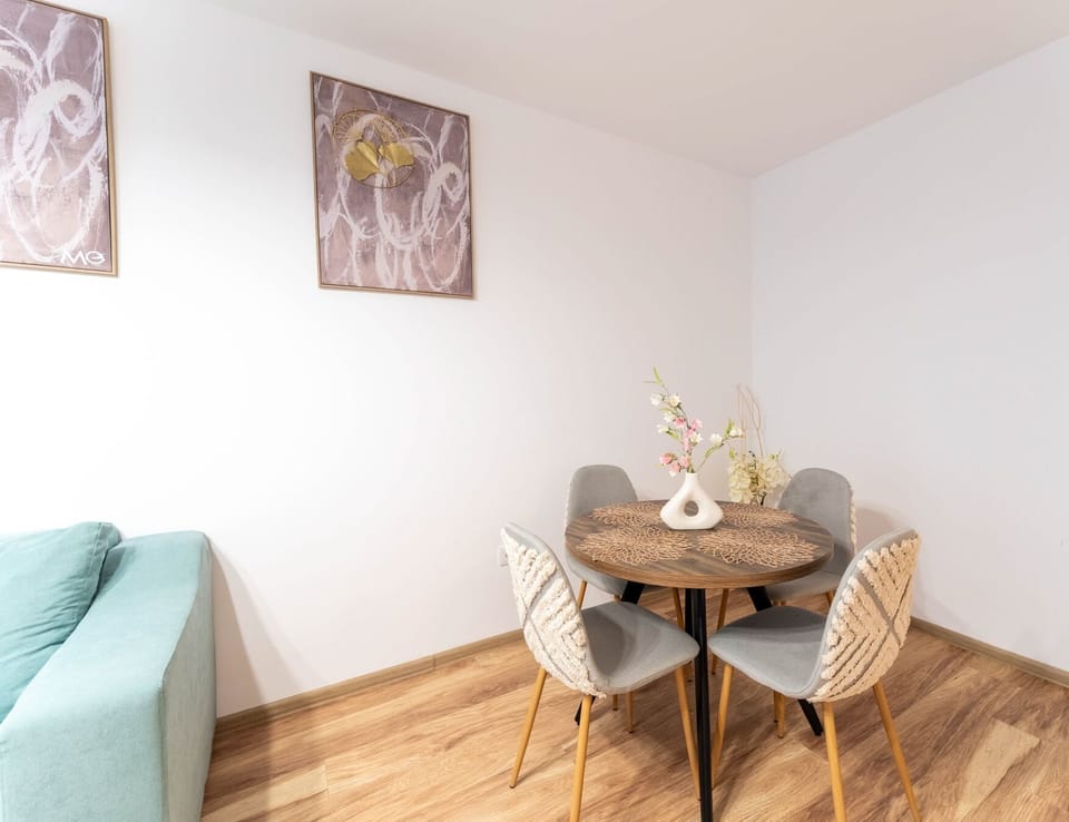 Deluxe Apartment, Balcony, Mountain View | Living area | 125-cm Smart TV with cable channels, Netflix, streaming services