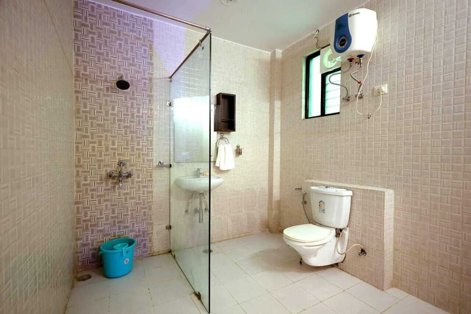 Exclusive Double Room | Bathroom | Shower, free toiletries, towels, soap
