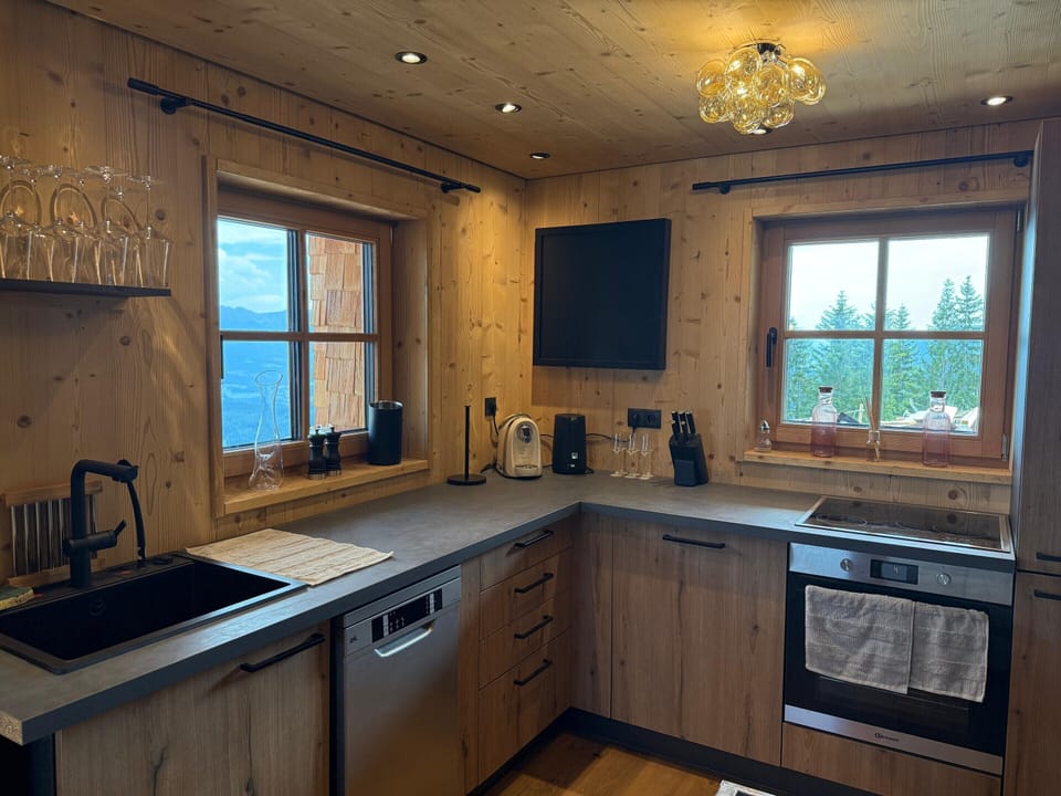 House | Private kitchen | Cookware/dishes/utensils