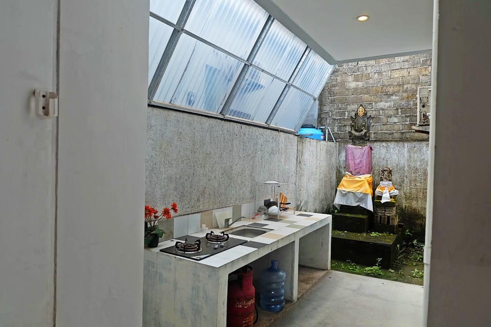 Private kitchen | Mini-fridge, microwave, stovetop, cookware/dishes/utensils