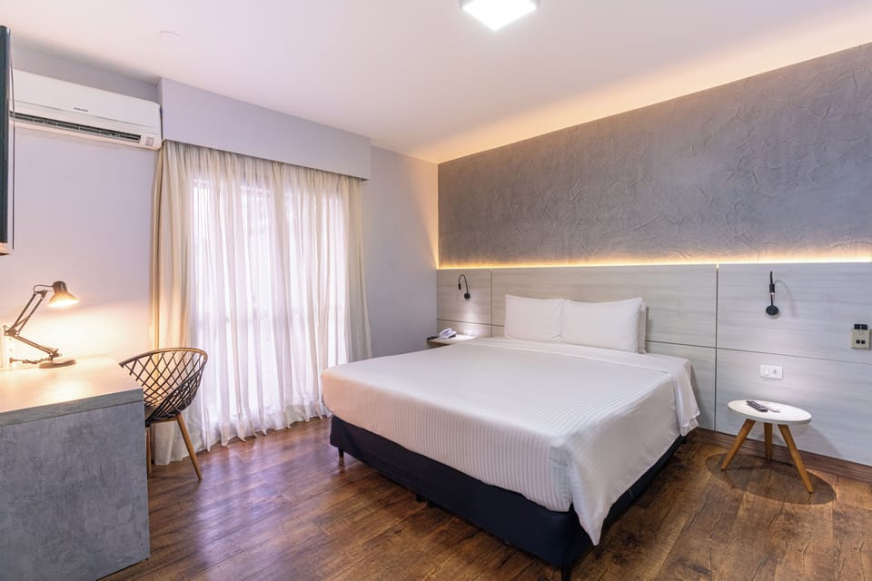 Premium Casal  - 1 Cama Queen | In-room safe, desk, free WiFi, bed sheets