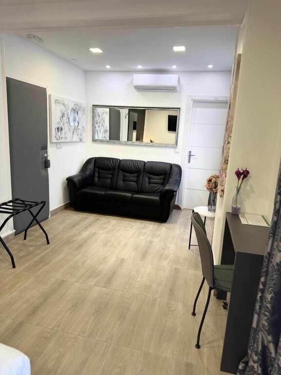 Deluxe Suite | Minibar (free items), in-room safe, blackout drapes, WiFi (free)