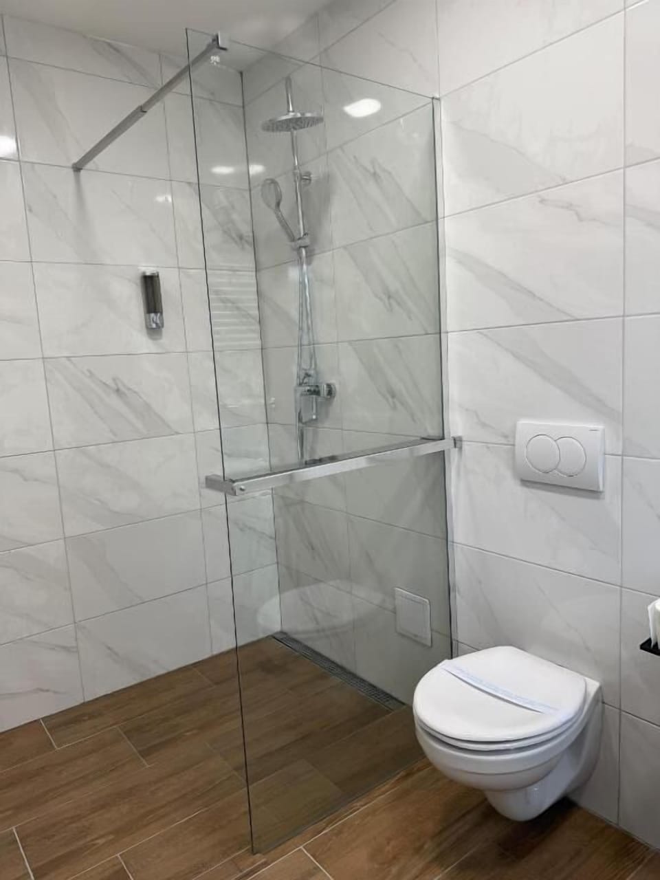 Deluxe Suite | Bathroom | Free toiletries, slippers, heated floors (bathroom), towels