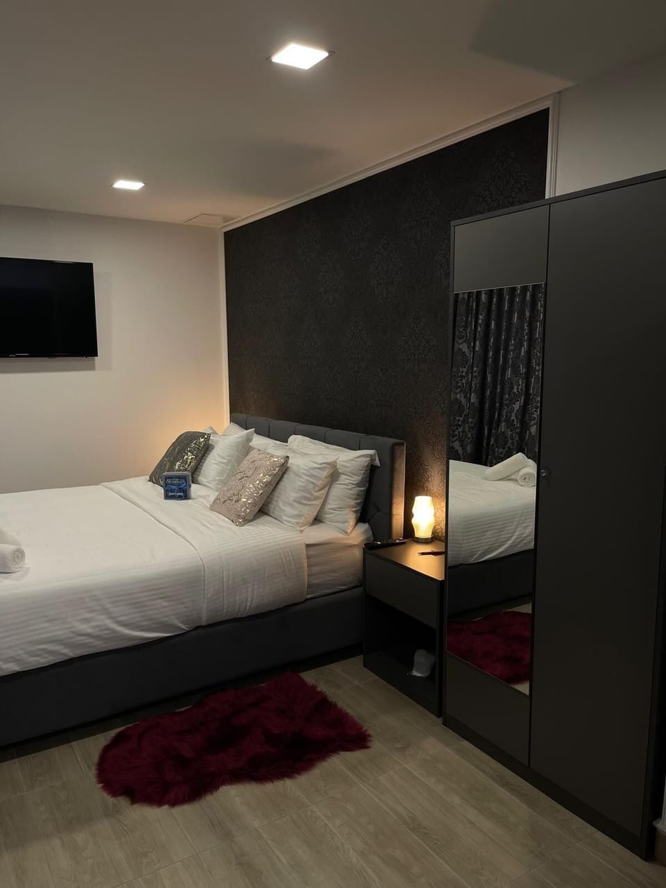 Deluxe Suite | Minibar (free items), in-room safe, blackout drapes, WiFi (free)