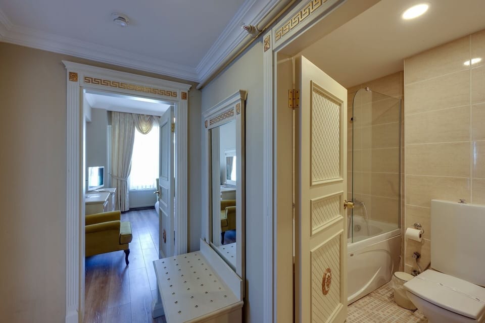 Family Suite, Mountain View | Minibar, in-room safe, blackout drapes, soundproofing