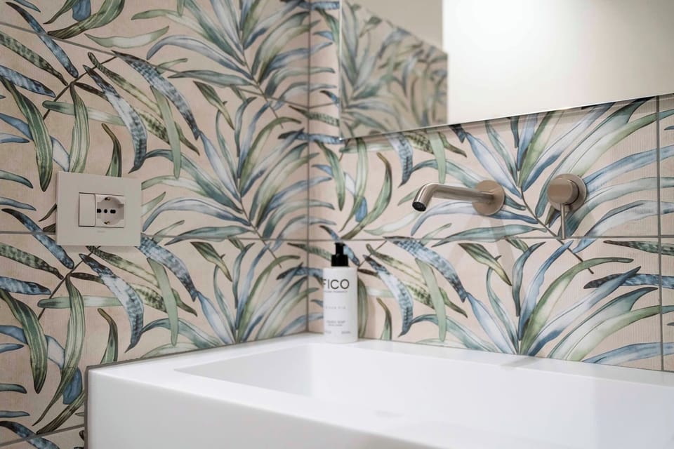 Superior Double Room, Non Smoking | Bathroom | Shower, hair dryer, bidet, towels