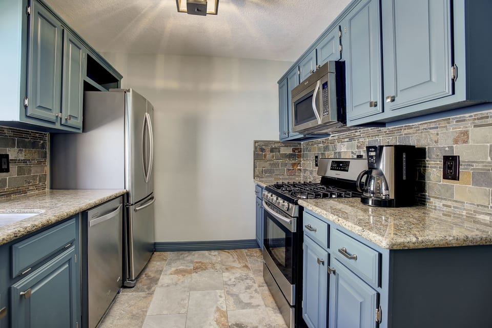 Premium Suite, 1 King Bed, Kitchen | Private kitchen | Fridge