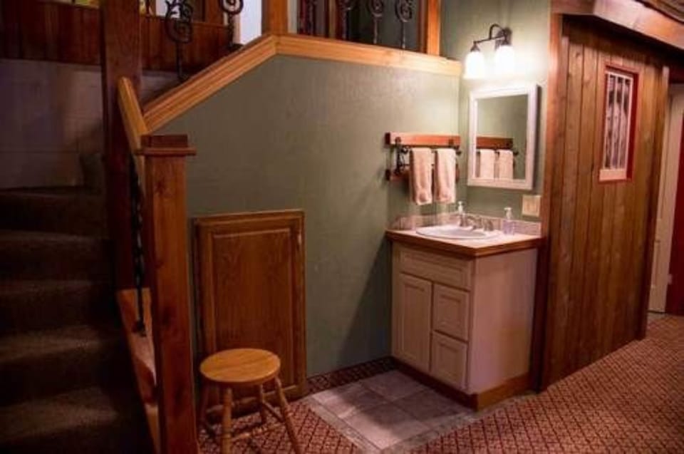 Suite (Buffalo Bill Suite) | Bathroom | Bathtub, free toiletries, hair dryer, towels