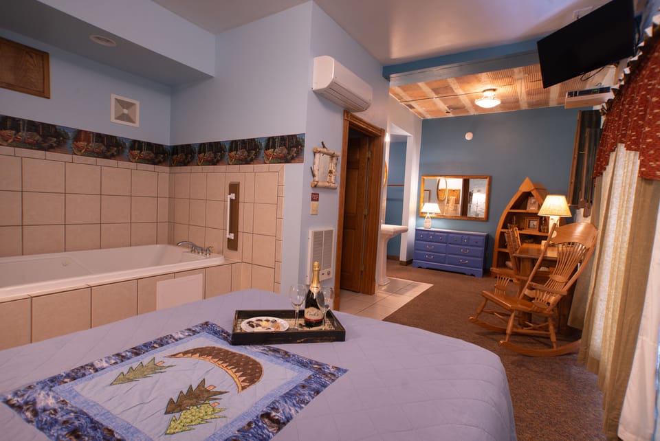 Boat Whirlpool Suite | Individually decorated, individually furnished, desk, iron/ironing board