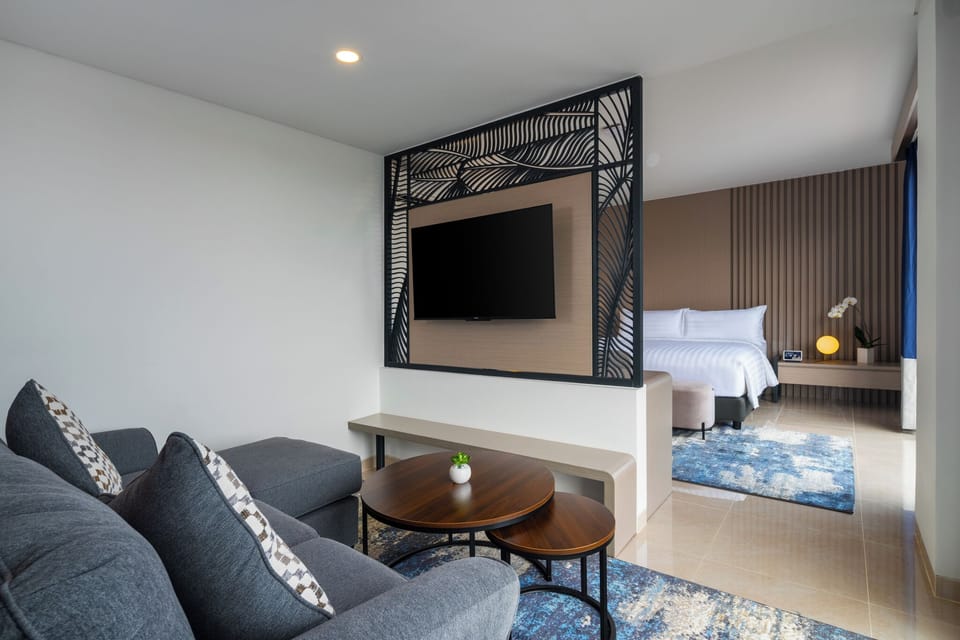 Suite Room | In-room safe, desk, free WiFi, bed sheets