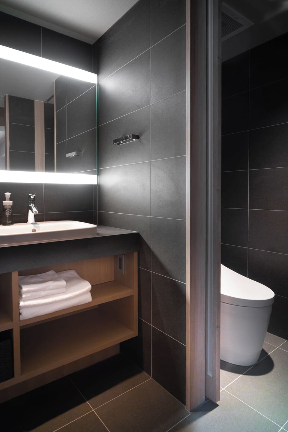 Shower, rainfall showerhead, free toiletries, hair dryer
