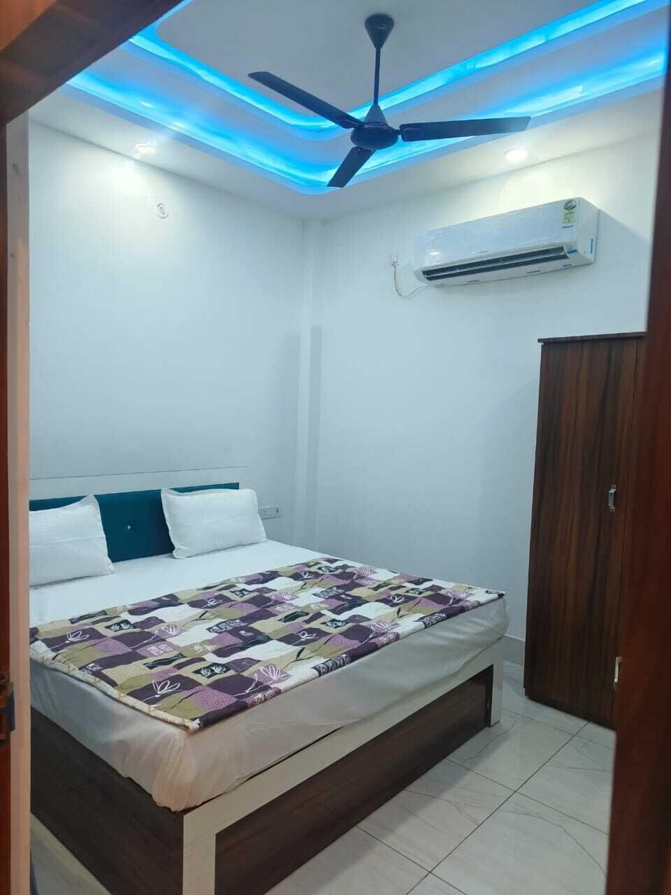 Desk, laptop workspace, free WiFi