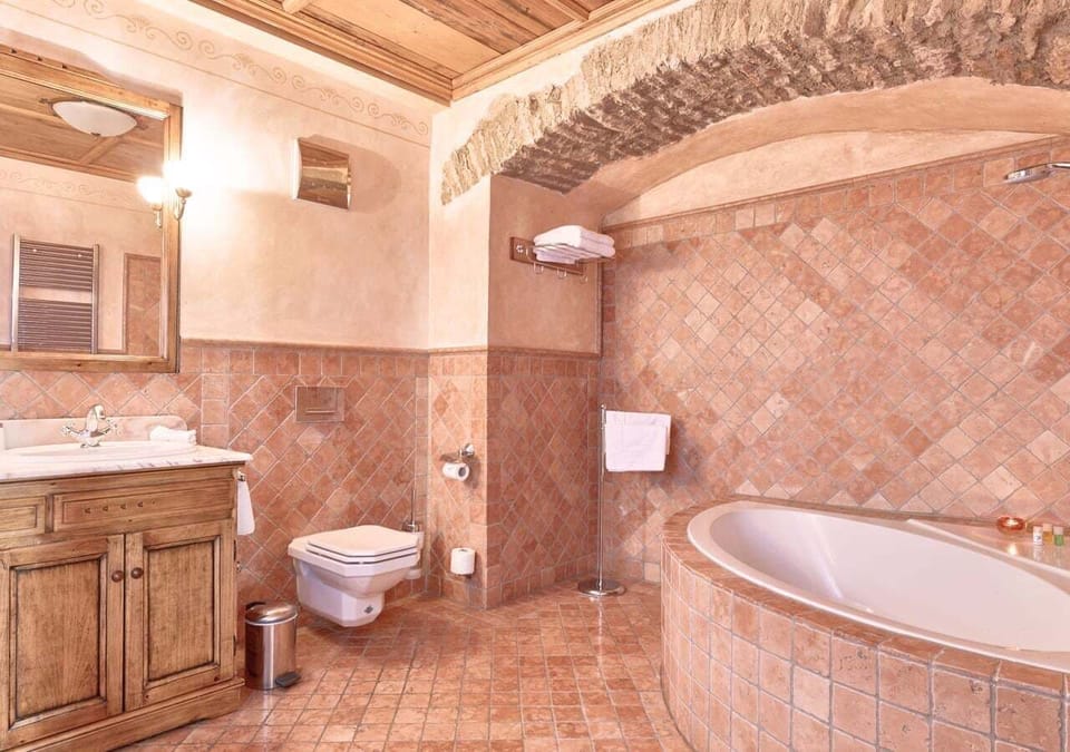 Design Room (Explorer) | Bathroom | Hair dryer, slippers, towels