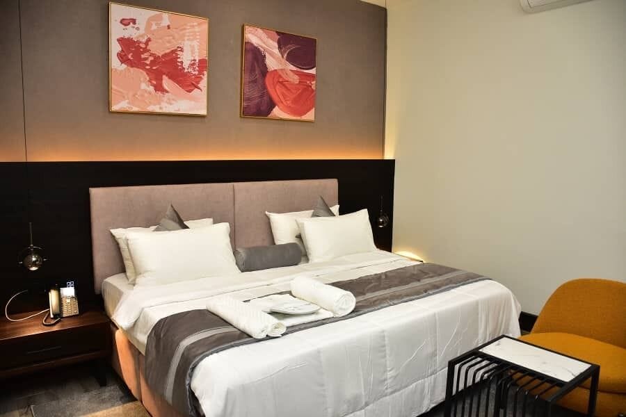 Premier Single Room, 1 Queen Bed | Desk, iron/ironing board, free WiFi, bed sheets