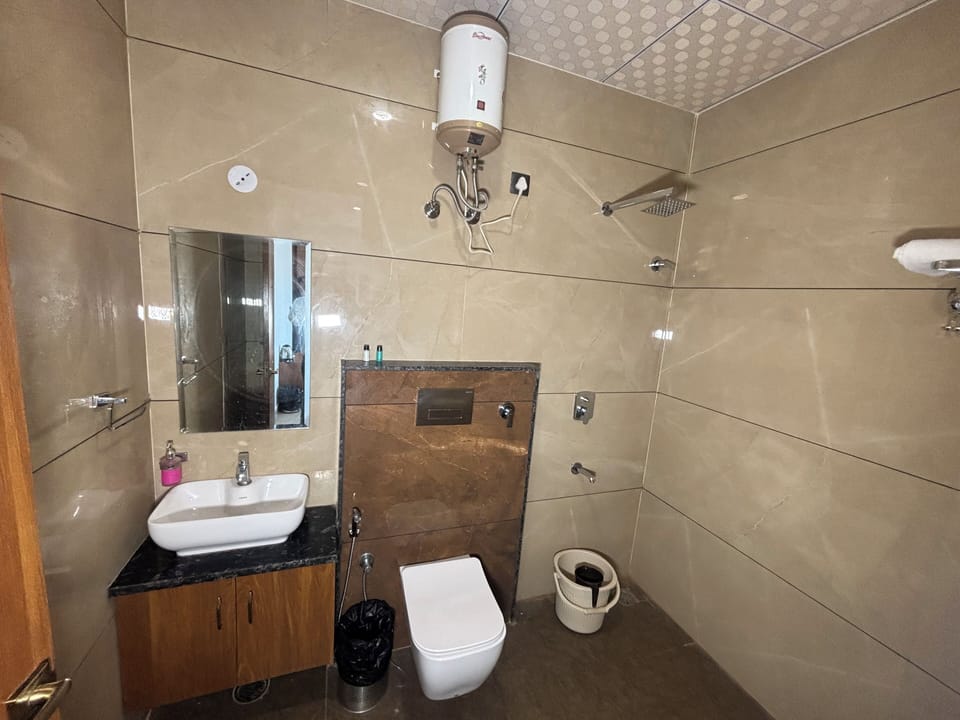 Shower, free toiletries, bathrobes, slippers