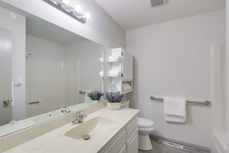 Group Getaway w/ Private Yard in Wichita! Cottage in Wichita