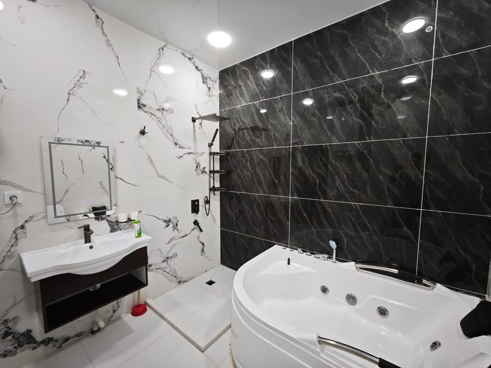 Luxury Suite, Courtyard View | Bathroom | Free toiletries, hair dryer, slippers, towels
