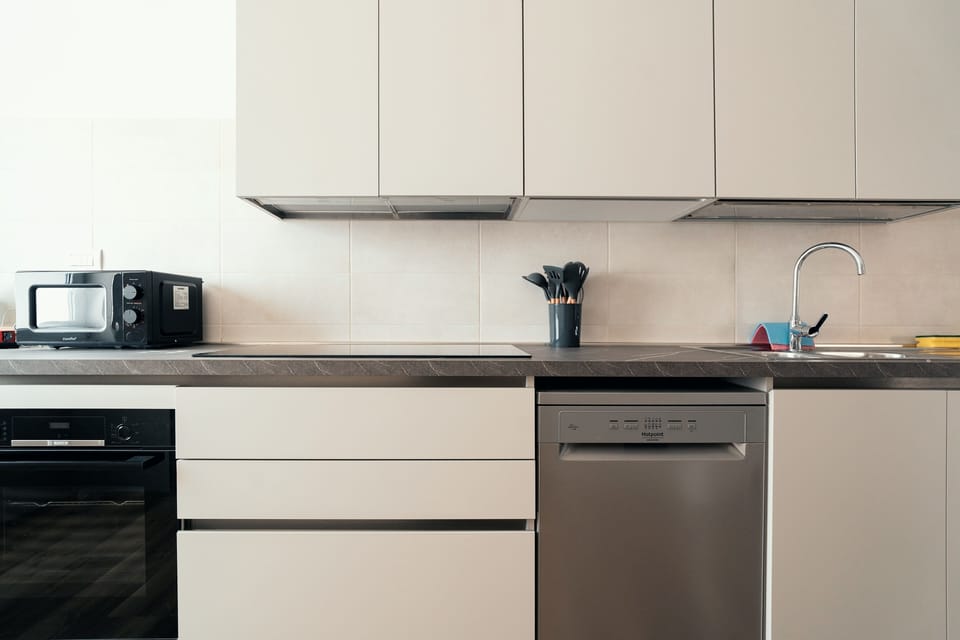 Fridge, oven, stovetop, dishwasher