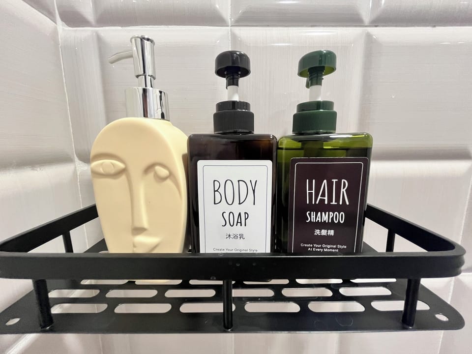 Shower, free toiletries, hair dryer, shampoo