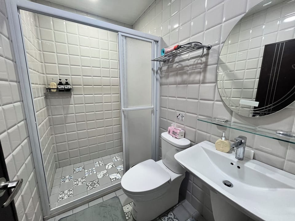 Shower, free toiletries, hair dryer, shampoo