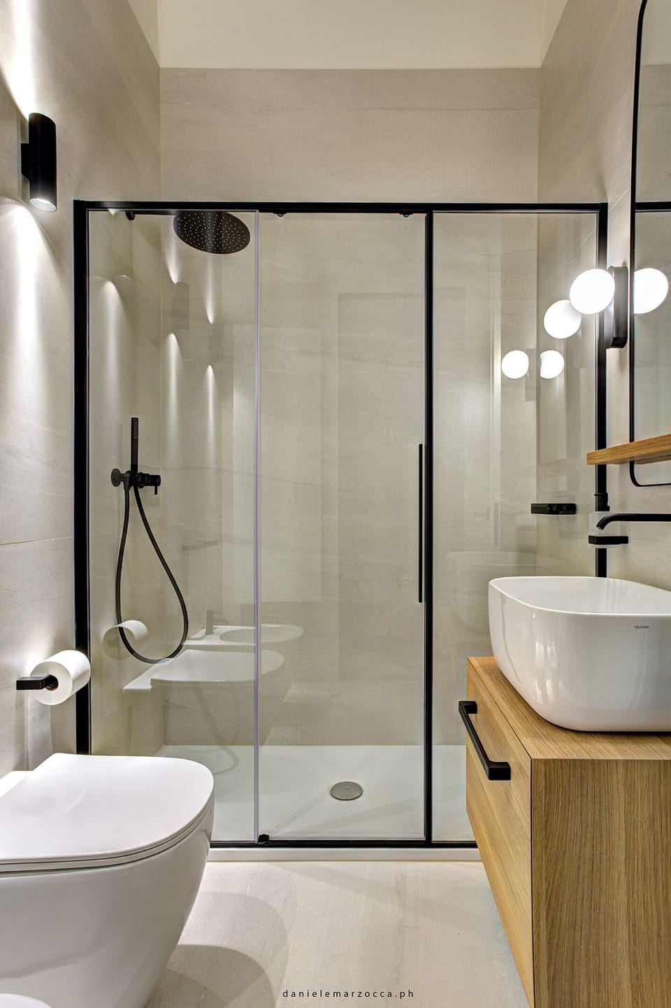 Deluxe Double Room, Balcony | Bathroom | Shower, hair dryer, bidet, towels