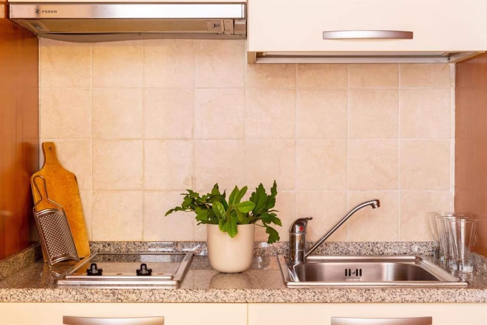 Basic Studio, Multiple Beds (Smart) | Private kitchen
