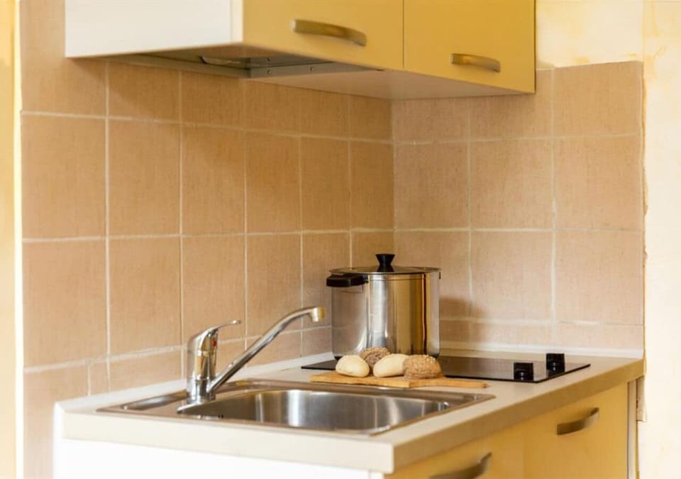Basic Studio, Multiple Beds (Smart) | Private kitchen