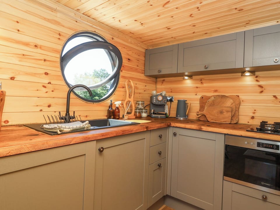 Fridge, cookware/dishes/utensils