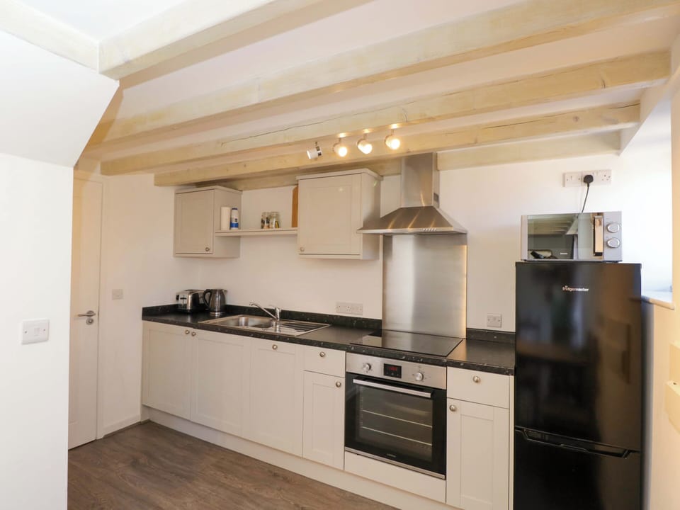 Cottage | Private kitchen | Fridge, microwave, dishwasher, toaster