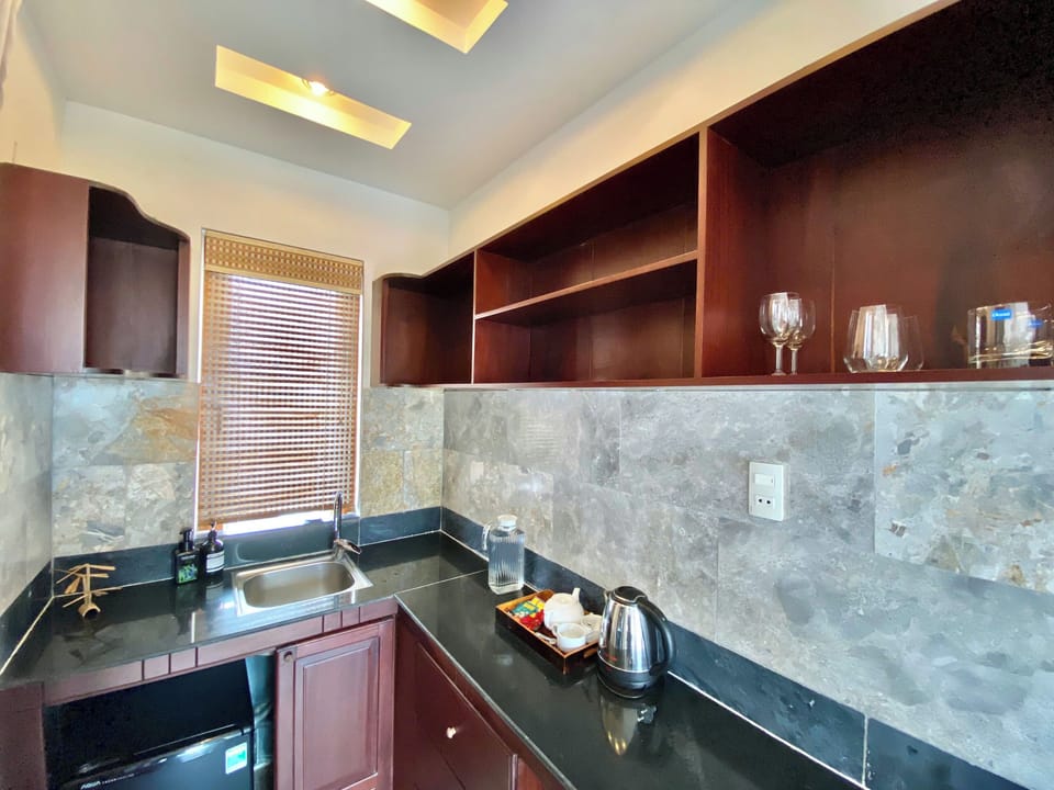 River View Suite | Minibar, in-room safe, individually decorated, individually furnished