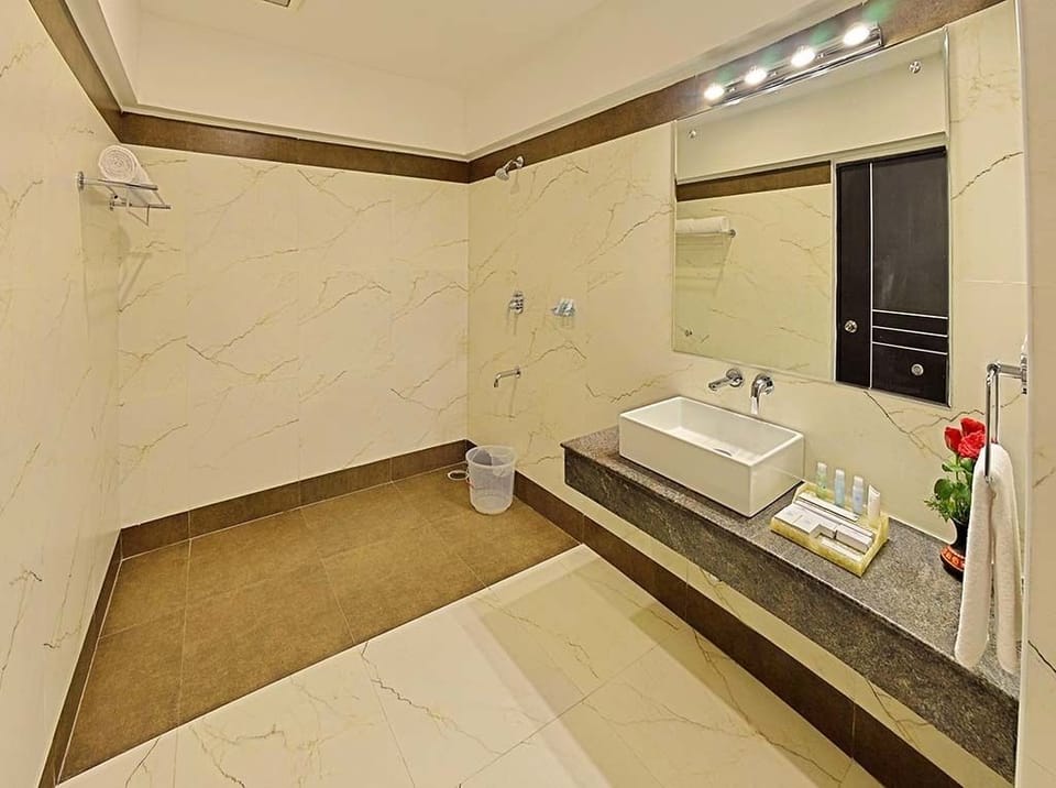Shower, free toiletries, towels