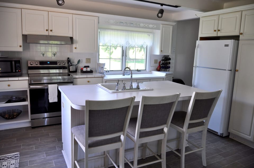 Cottage | Private kitchen | Microwave, coffee/tea maker