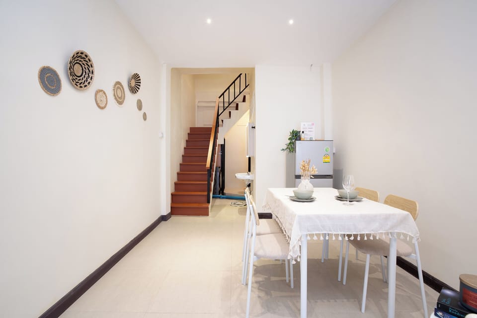 House, 2 Double Beds | Living area | 40-inch Smart TV with digital channels