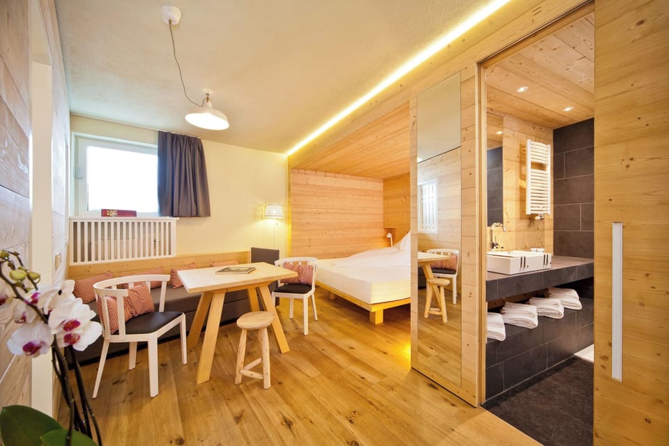 Family Studio, Mountain View | In-room safe, desk, laptop workspace, free WiFi