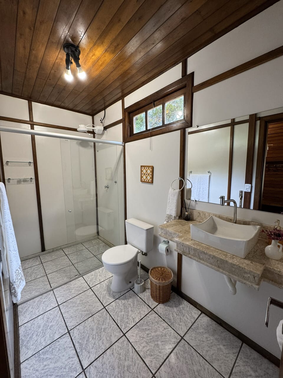Deluxe House | Bathroom | Shower, towels, soap, toilet paper