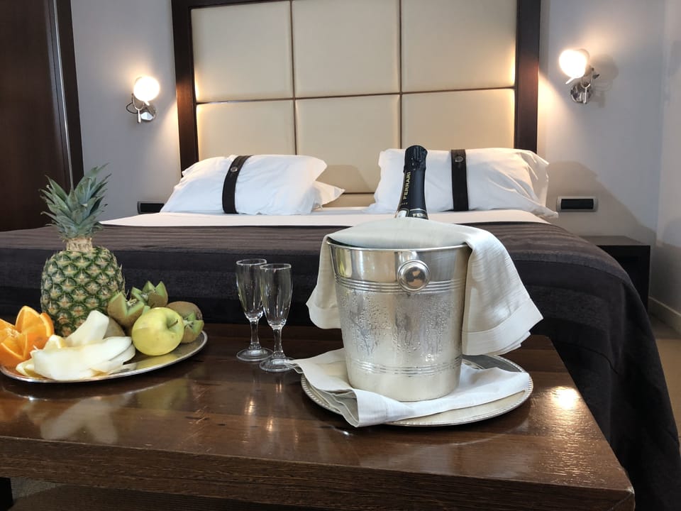 Suite Junior incluso uso palestra | Premium bedding, down comforters, pillowtop beds, minibar