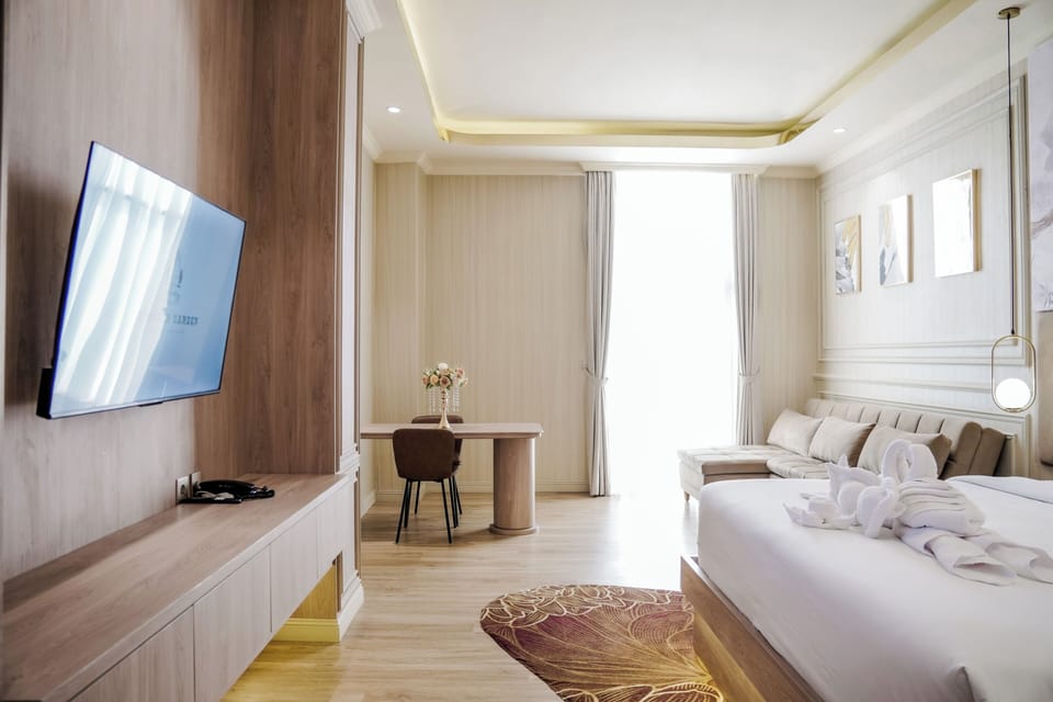 City Suite, City View | Minibar, in-room safe, desk, laptop workspace