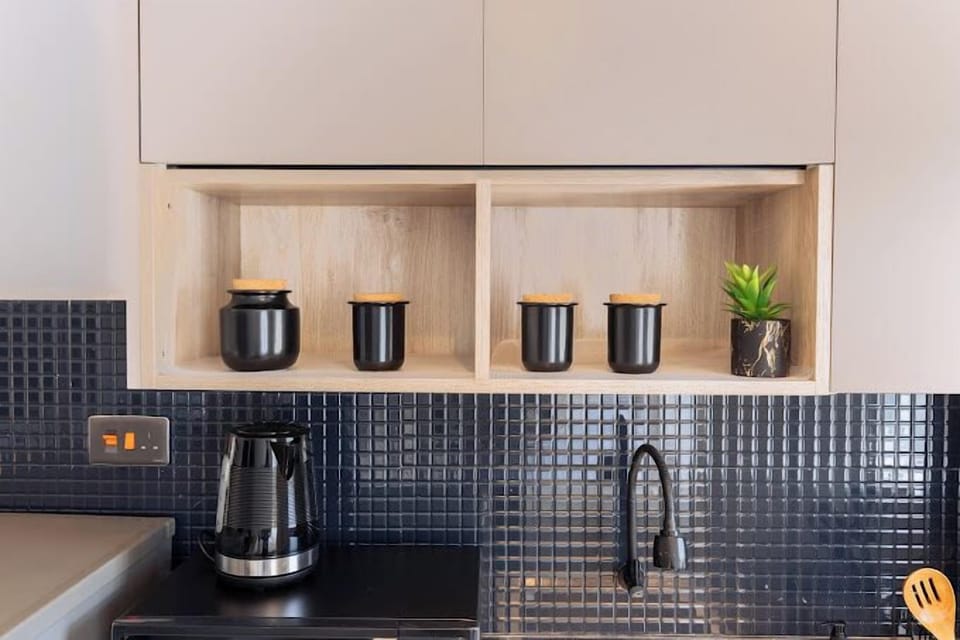 Classic Studio, City View | Private kitchen | Fridge, microwave, cookware/dishes/utensils