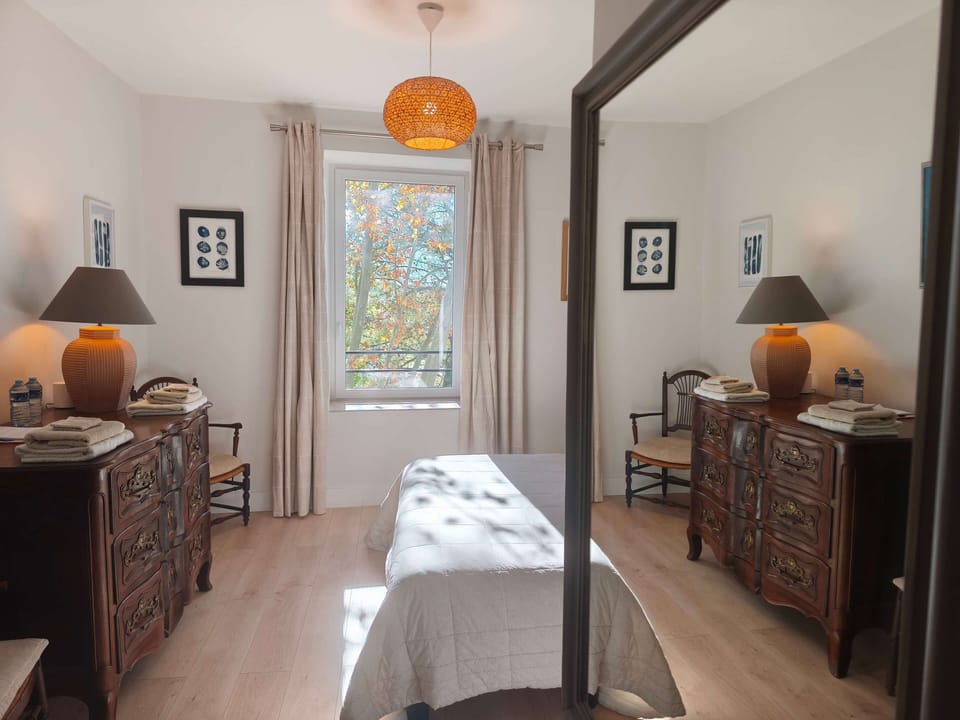 Chambre Alezane, vue sur les vignobles | Blackout drapes, free WiFi
