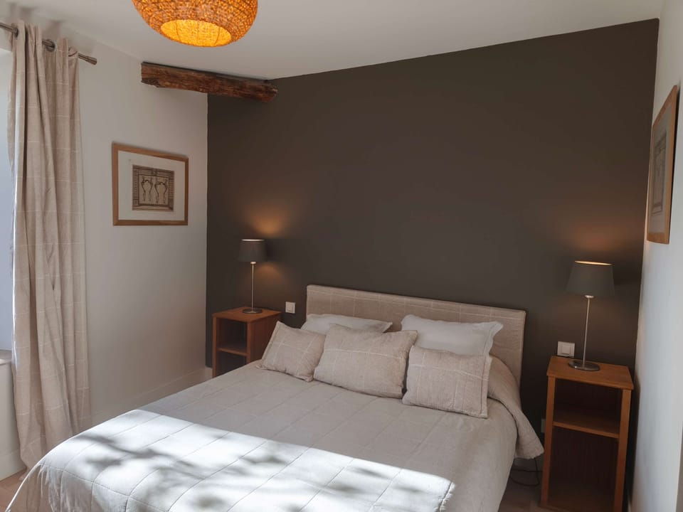 Chambre Alezane, vue sur les vignobles | Blackout drapes, free WiFi