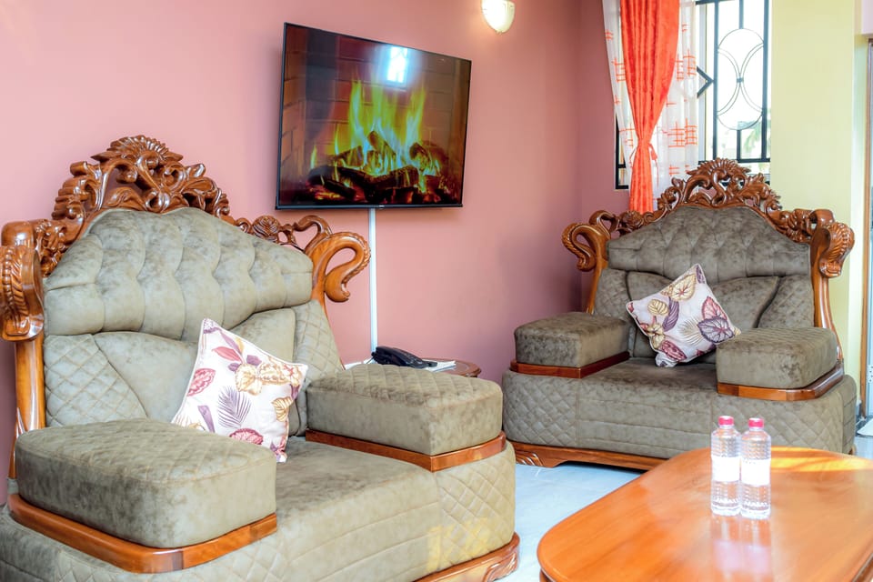 Luxury Suite, Balcony | Living area
