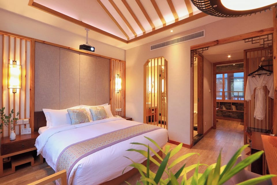 Basic Suite, Courtyard View | Premium bedding, down comforters, memory foam beds, minibar