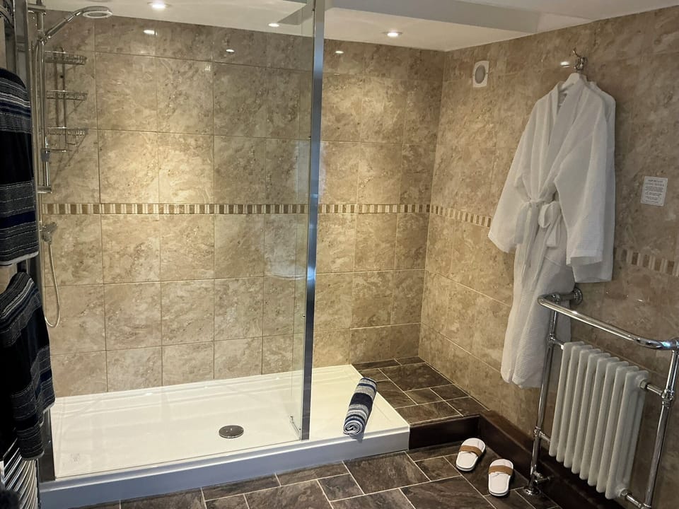 Superior Double Room, Garden View | Bathroom | Slippers