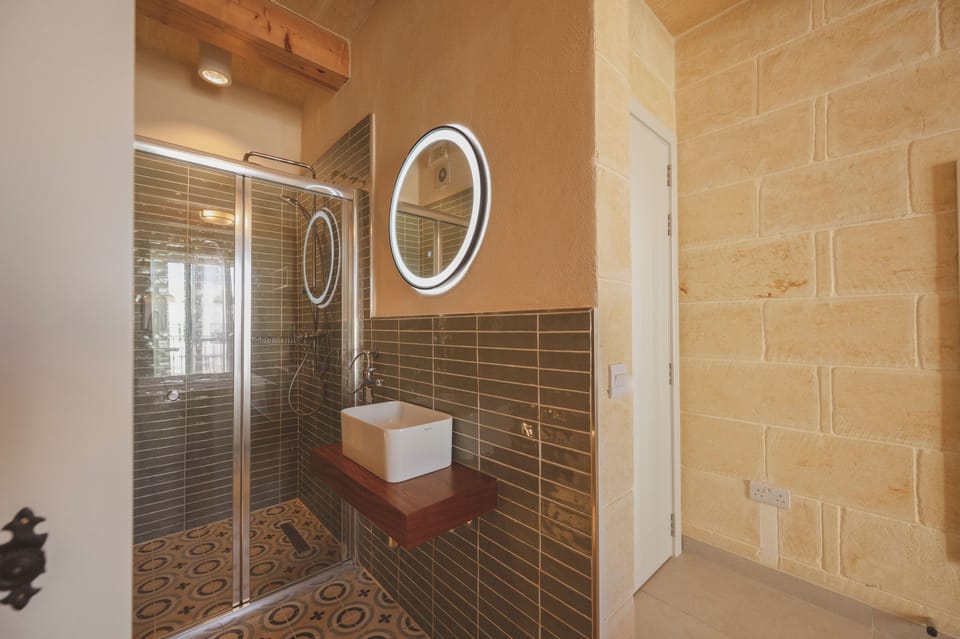 Classic Double or Twin Room, Pool View | Bathroom