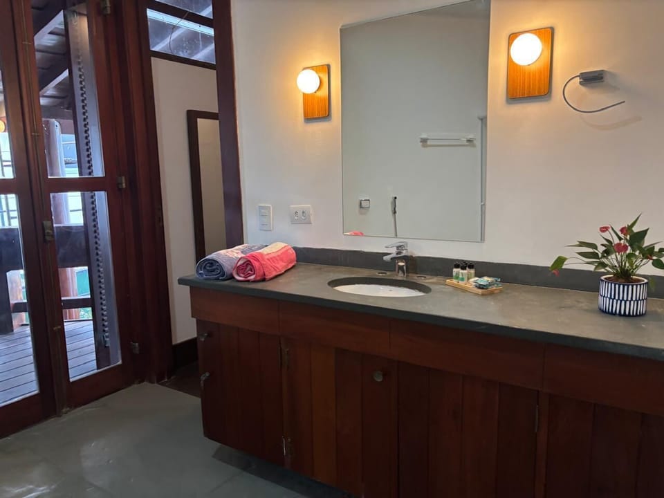 Superior Suite, Ocean View | Bathroom | Shower, towels, soap, shampoo