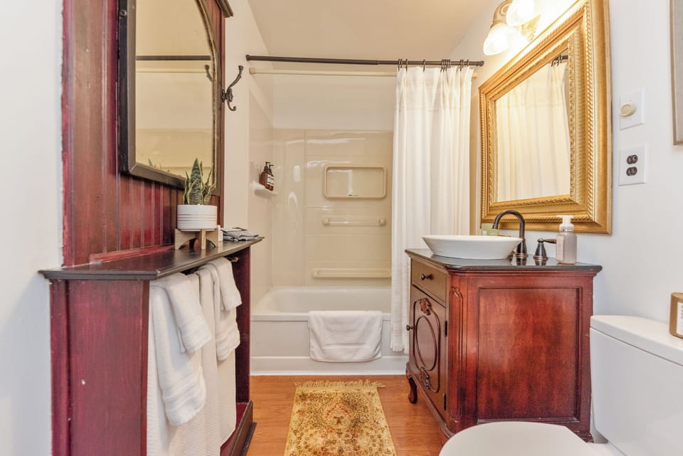 Double Room, 1 Queen Bed, Private Bathroom | Bathroom | Combined shower/tub, free toiletries, hair dryer, towels
