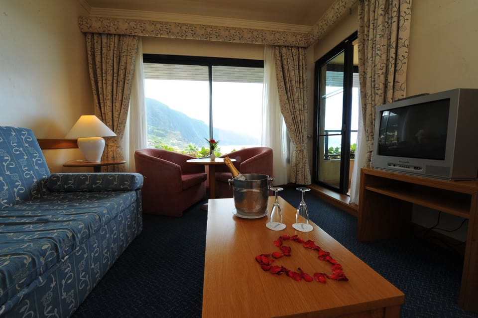 Suite | Minibar, in-room safe, blackout drapes, bed sheets
