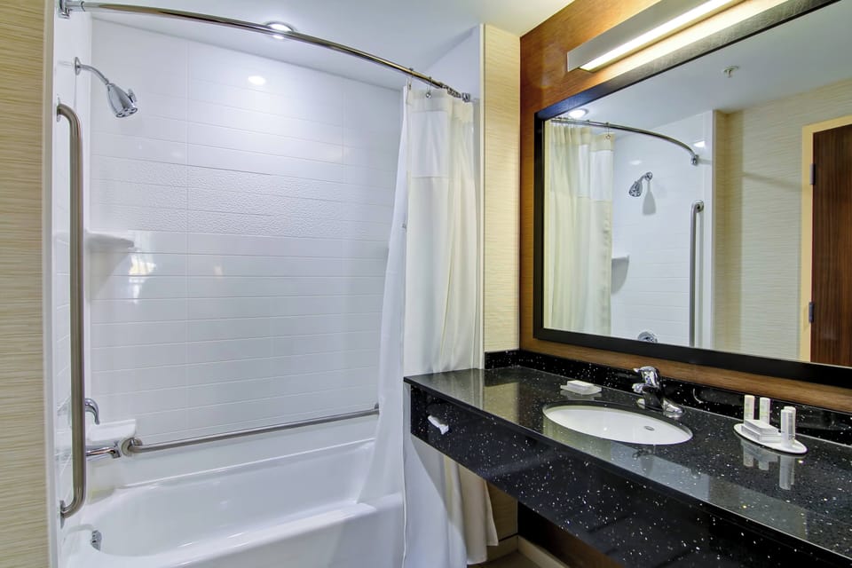 Combined shower/tub, free toiletries, hair dryer, towels