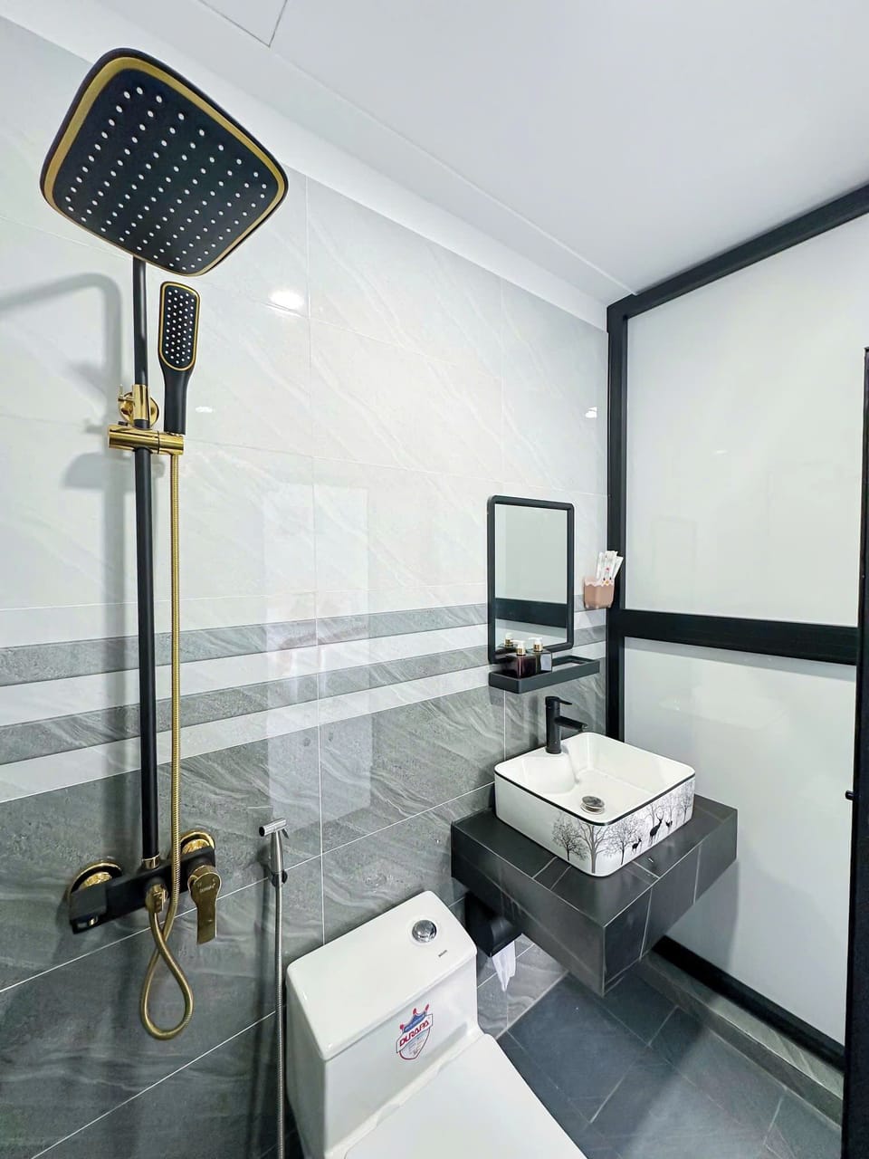 Deluxe Quadruple Room | Bathroom | Shower, rainfall showerhead, free toiletries, hair dryer