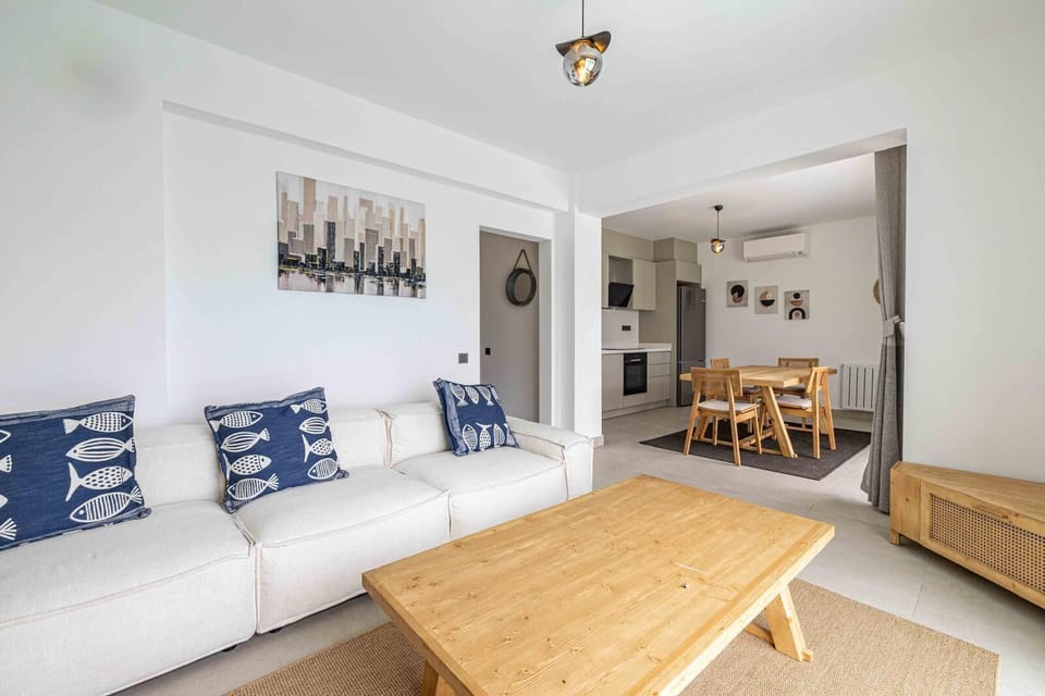 Villa, 4 Bedrooms, Smoking, Private Pool | Living room